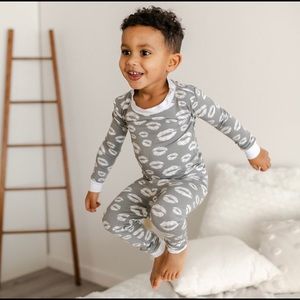 Little Sleepies grey kisses 2pc set